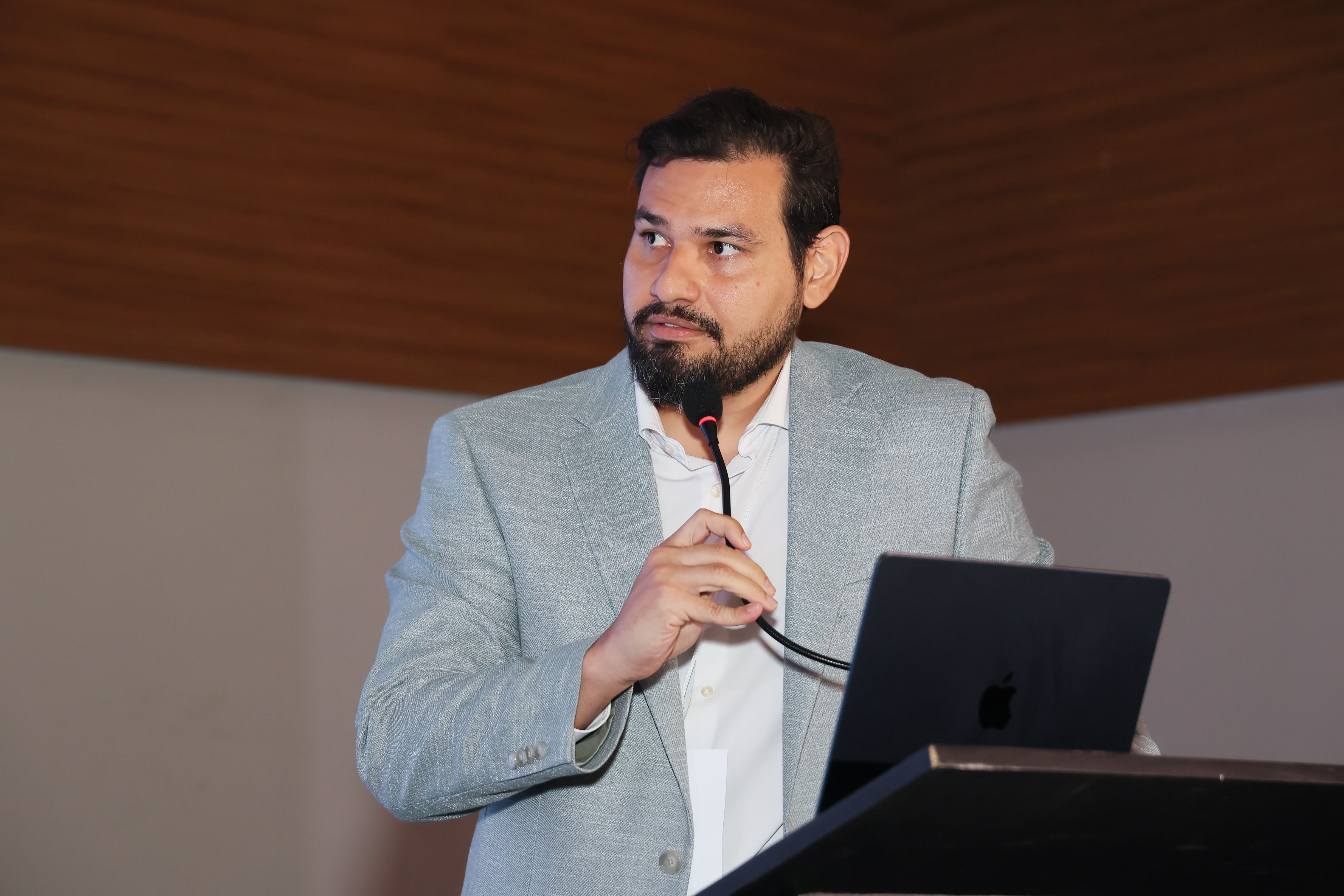 Dr. Luigi Freire realizando uma apresentação ao microfone